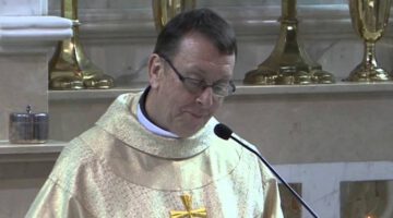 Priest Surprises Wedding Guests With “Hallelujah” Song