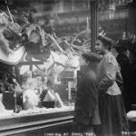 31 Amazing Vintage Photos of Christmas Shopping in New York in the Early 20th Century