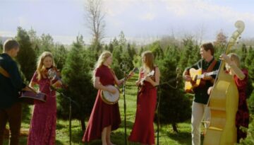 Angels We Have Heard On High – The Petersens (LIVE)